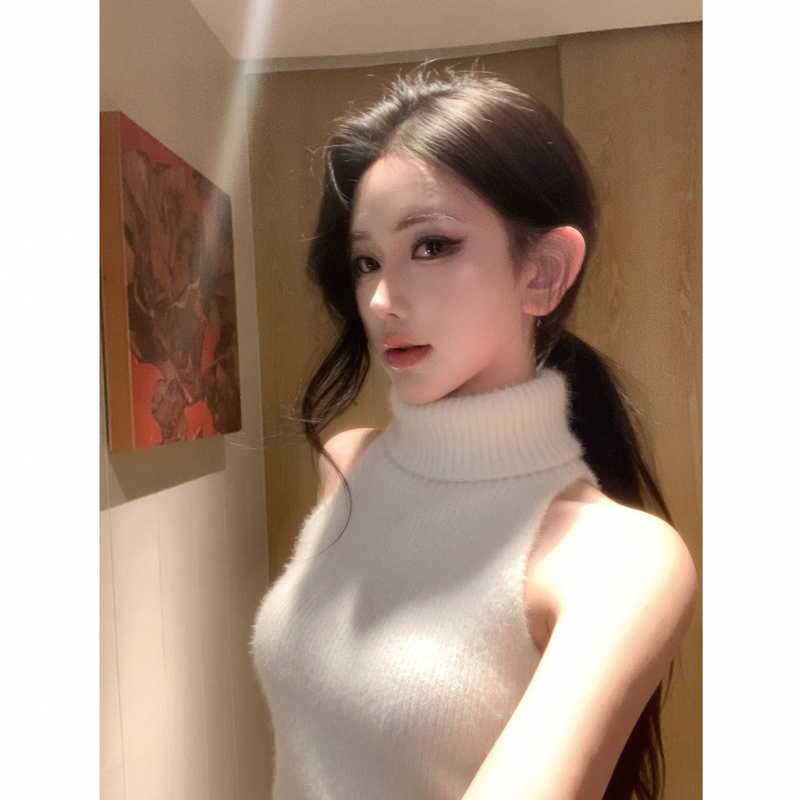 White High-Neck Knitted Halter Top for Women, Autumn 2026, Mature and Elegant Style, Suitable for Work, High-End Feel, Soft and Slimming Top White High-Neck Knitted Halter Top for Women, Autumn 2026, Mature and Elegant Style, Suitable for Work, High-End Feel, Soft and Slimming Top