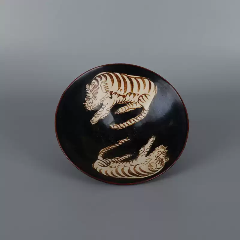 宋吉州窯手彫り絵画虎柄笠椀  景徳鎮 陶磁器 装飾品 現代工芸品 美術品 置物 宋吉州窑手工雕刻绘画老虎纹斗笠碗仿古瓷器董古玩老物摆件收藏品-淘宝