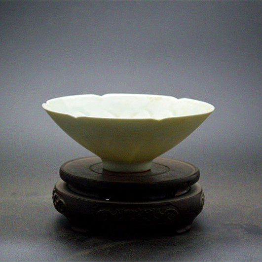 Song Lake Tian Kiln Thin Tire Shadow Green Engraving Turtle Bowl Green White Porcelain Antique Ancient Play Antique made of old porcelain collection Swaying Pieces-Taobao
