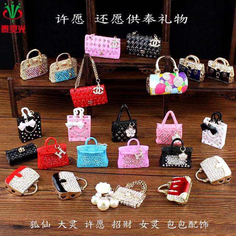 Packs of Thai Buddhas are dedicated to the supplies.