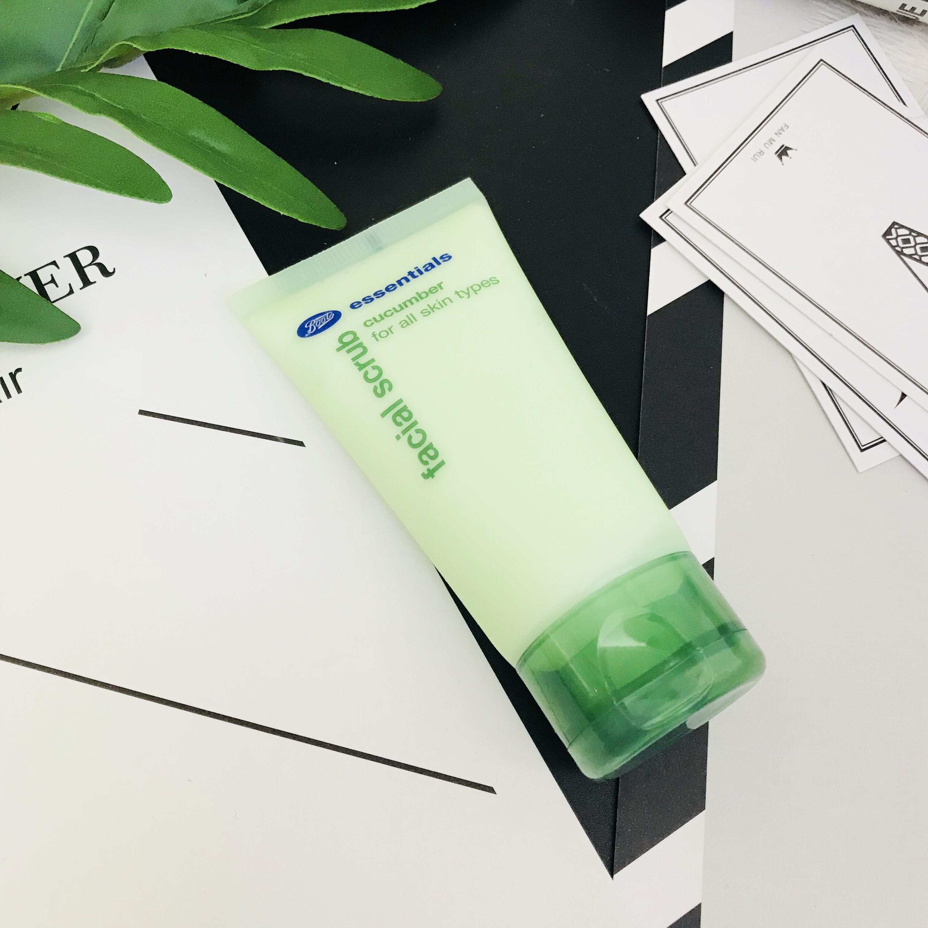 British BOOTS dưa chuột làm mới sáng trắng mặt chà 50 ml tinh tế mụn đầu đen sừng chết da kem tẩy da chết