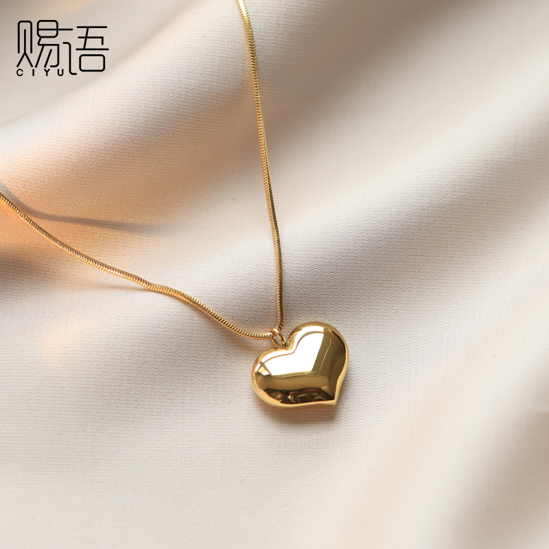 2025年の中国のバレンタインデーの贈り物、女性のための新しい愛のネックレス、蛇の骨、桃色のハート、軽い高級トレンド、ハイエンドな気質の鎖骨ネックレス、彼女用