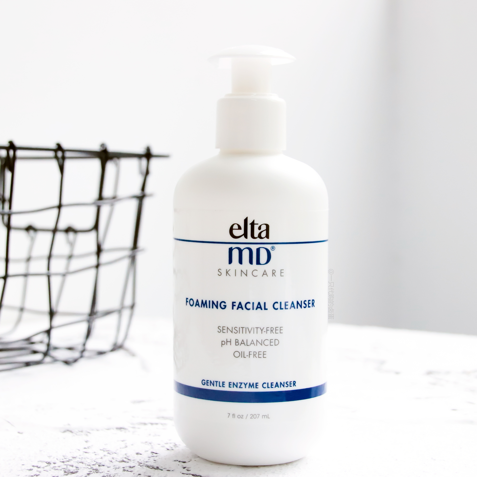 Big butt gay man Elta facial cleanser