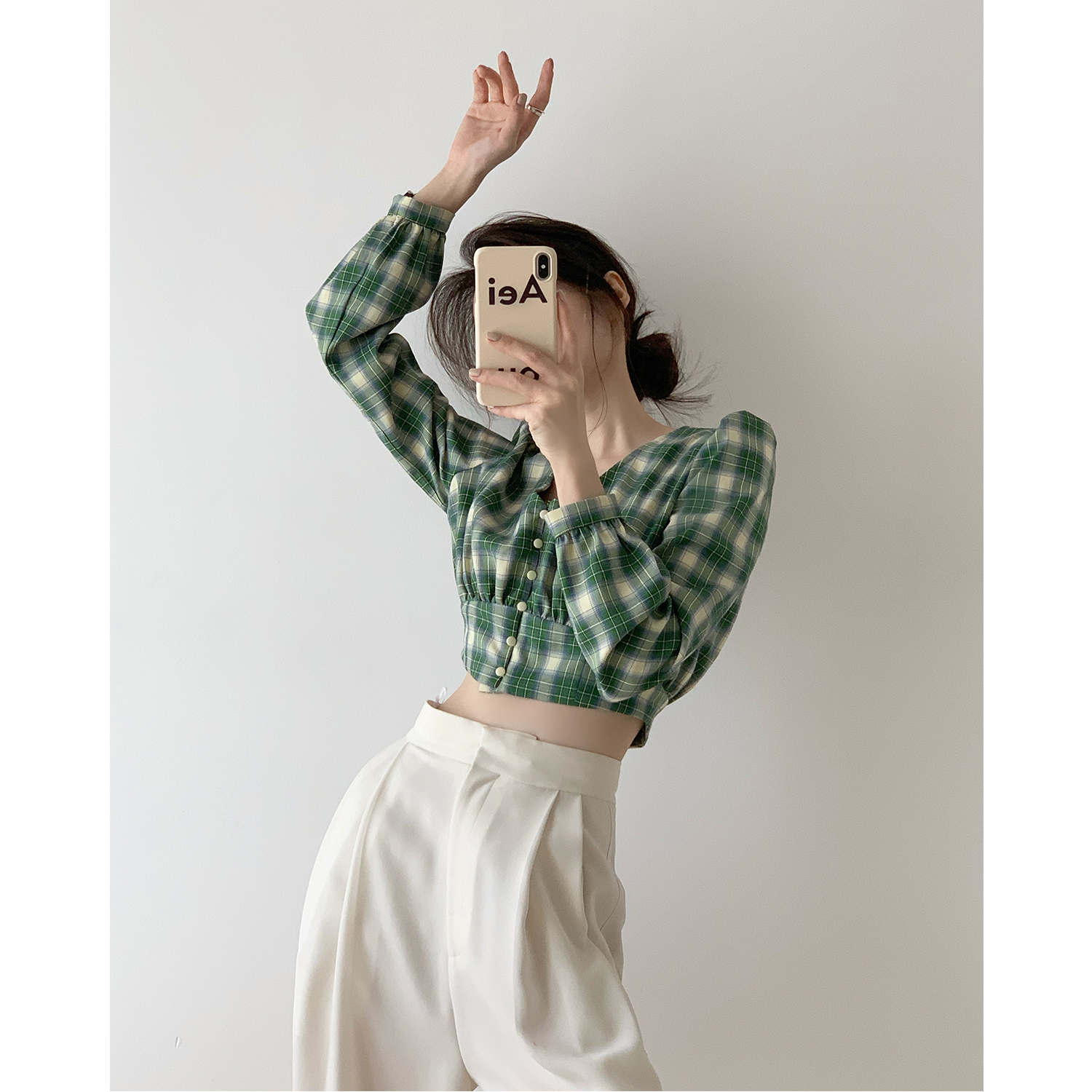 Fa-style retro plaid short sleeve shirt woman design sensation small crowdsourced single row button V collar display slim white high waist short blouse