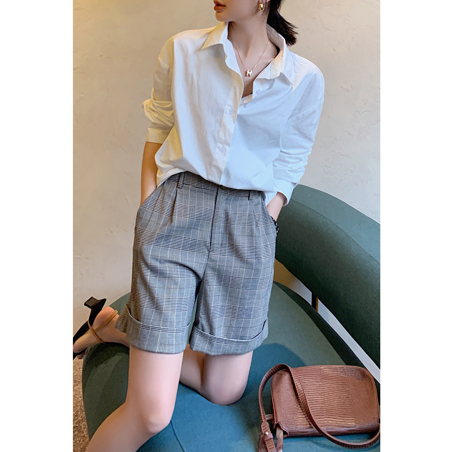 Lukewarm Wind White Shirt Woman Design Sensation Small Korean version Loose Retro Port Taste Lazy Wind Foundation Long Sleeve Shirt