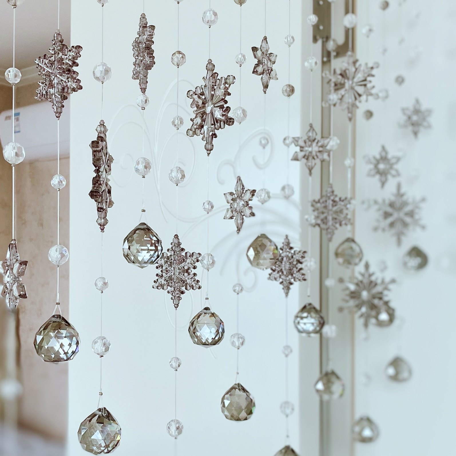 Light Extravagant Modern Snowflake Crystal Beads Curtain Feng Shui Make-up Room Door Curtain Living Room Genguan Partition Window Nordic Decoration Hanging Curtain