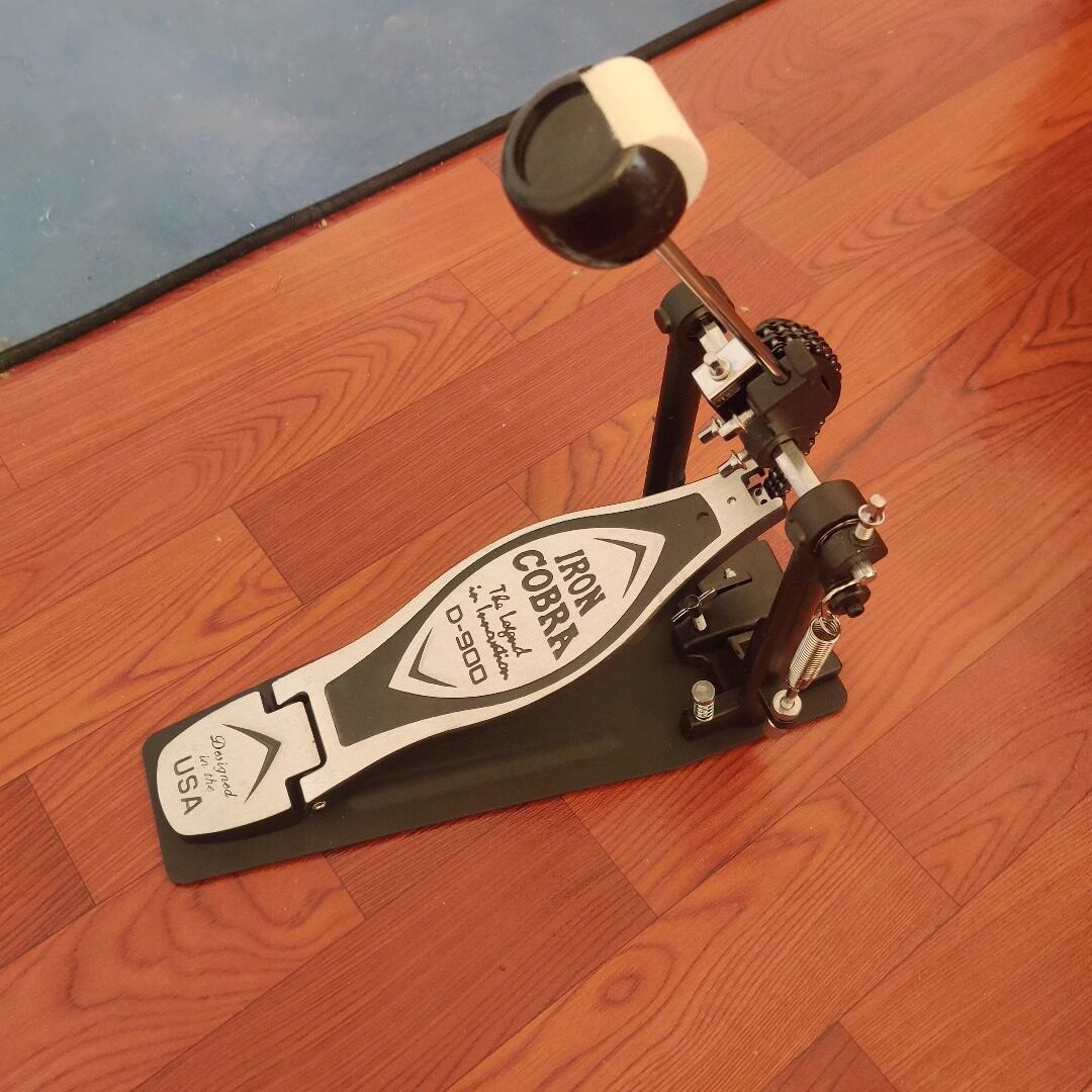 ドラムキットのバスドラムペダル（ダブルチェーン駆動とシングルペダル付き）