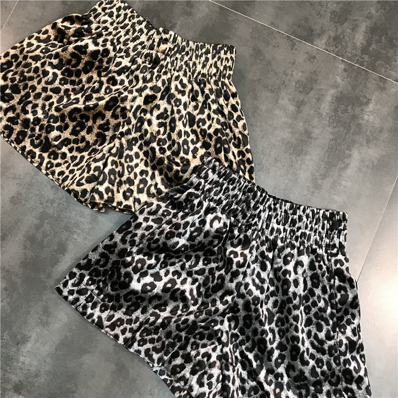 Màu đỏ lưới với đoạn 2018 thu đông mới nhung mặt co giãn eo thời trang ba điểm quần short da báo ống rộng quần nữ quần short nữ lưng cao