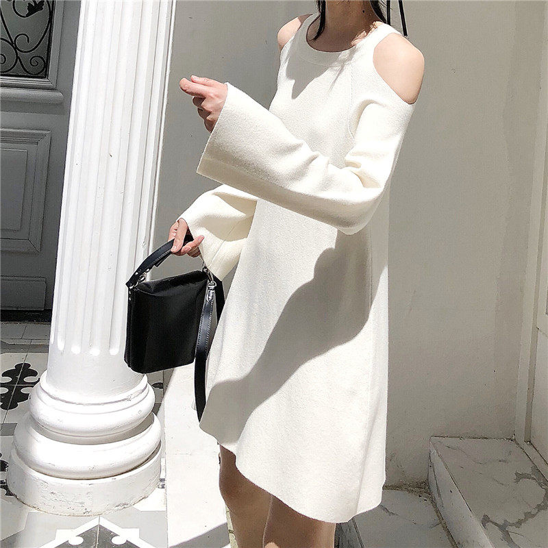 The new female in autumn winter 2023 retro - paste neck long sleeve exposure shoulder - mentsweater sweater A - letter dress