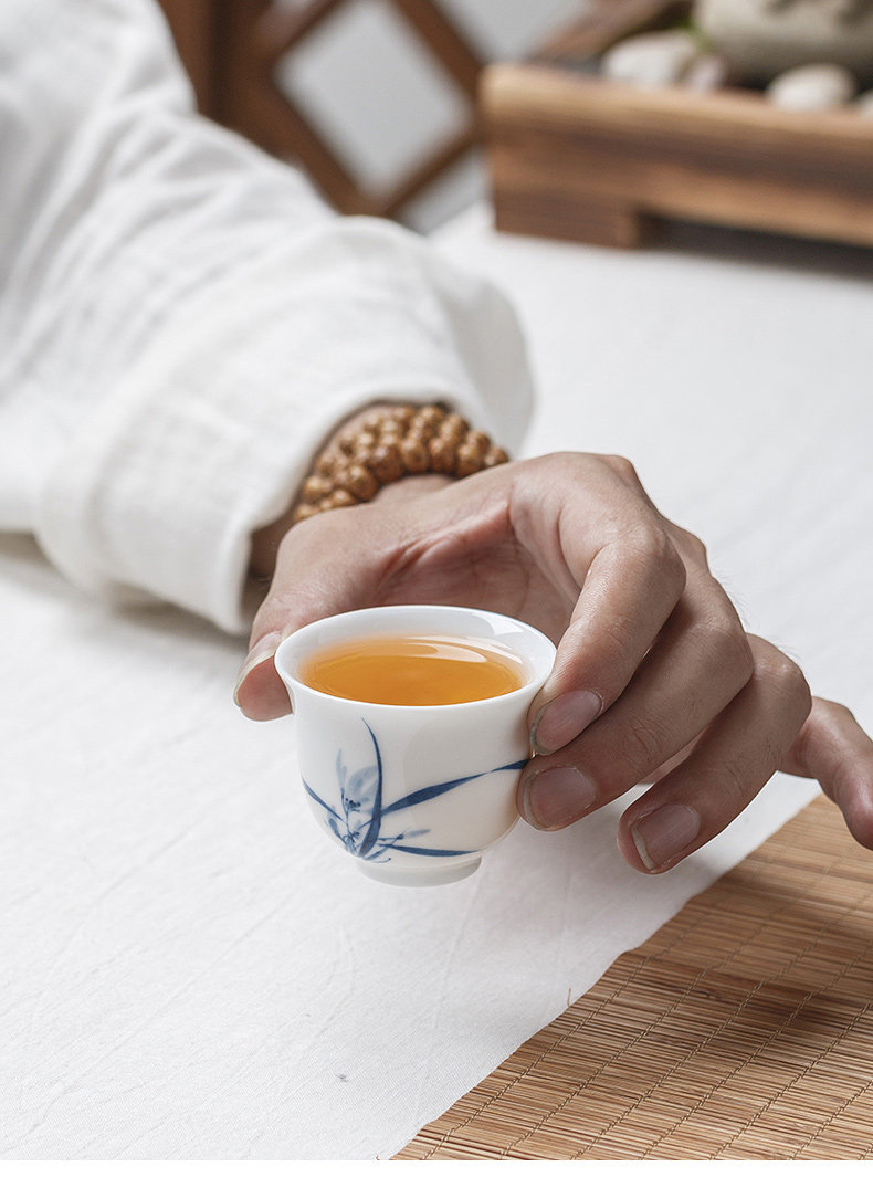 Kung fu ceramic cups single individuals dedicated high - grade single cup small white porcelain with blue and white porcelain hand - made sample tea cup
