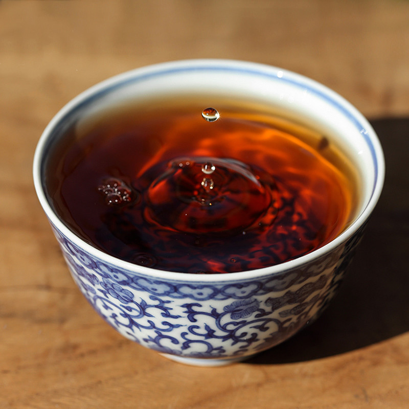 . Poly real boutique scene. The Blue and white porcelain cups master cup single CPU jingdezhen ceramic kung fu tea pu - erh tea sample tea cup
