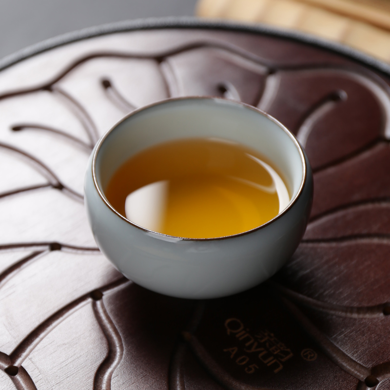 Get together scene scene celadon dark bluish grey glaze kung fu tea cups elder brother up tire iron masters cup ceramic sample tea cup Wang Wu small tea cups