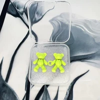 Флуоресцентная зеленая пара, держащая ручную пряжку