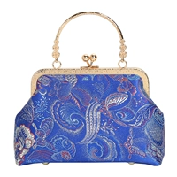 Голубая цветочная бабочка среда