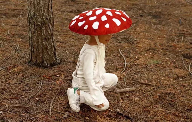 Cute Baby Taking Pictures in a Mushroom Hat, a Gift for Internet Celebrities to Take Photos with