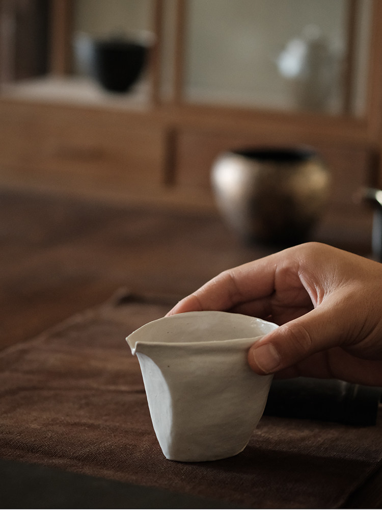 Post-Post Studio Ceramic Milk White Glazed Face Justice Cup SILENT DISTRIBUTOR Wine Sub-Tea Uniform Cup 190cc