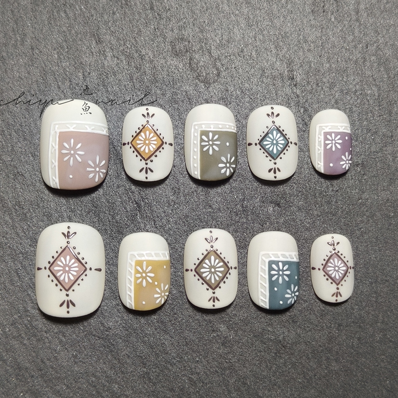 Retro Hand-Painted Ethnic Style Wearable Nails, Niche Exotic Tile Pattern, Contrasting Color Short Manicure, Matte Texture Bean-Shaped Nails
