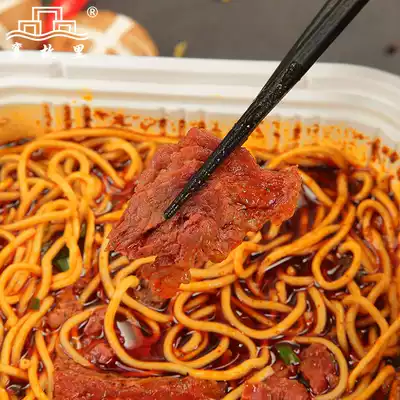 Xiangyang beef noodle barrel in Xiangyang, Hubei specialty beef noodles, self-heating noodles, instant heating
