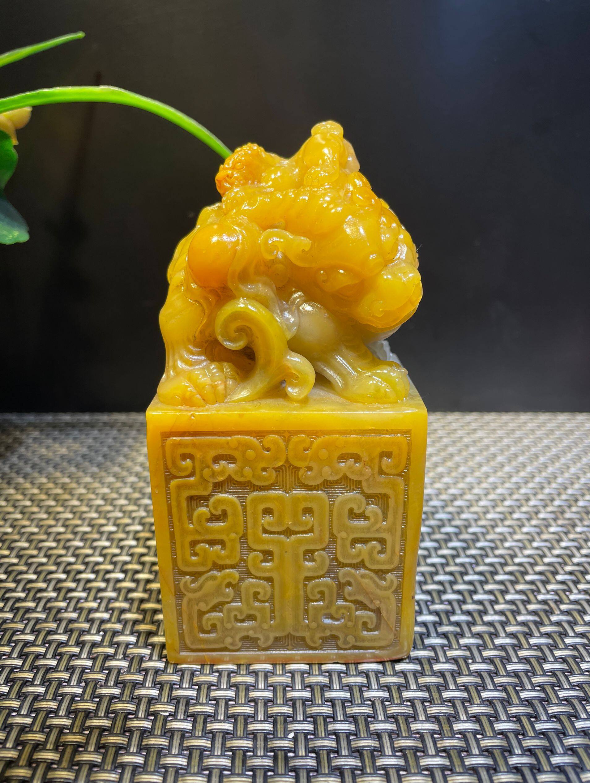 Northern Laos Tian Huang Thin Art Swing Piece Dragon Print Boutique Seal Seal Seal Seal Engraving Shoushan Hibiscus Stone Ya'an Green Raw Stone