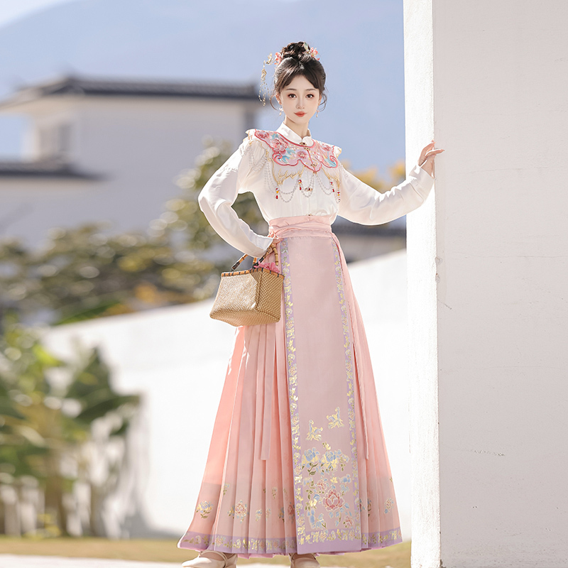 Shangguan Ying's New Chinese-Style National-Inspired Gold-Embroidered Floral Horse-Face Dress for the Bride, Heavy Embroidery Cloud-Shoulder Toast Dress, Daily Outfit