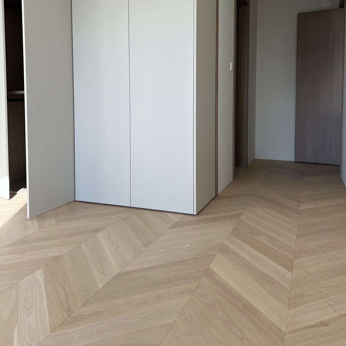 Imported European oak / black walnut / 5G lock buckle three layers of solid wood large fish bone patch paving floor warming is suitable