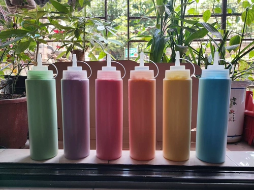 Цвет бутылочки бегущий порошок, кукурузный порошок, радужный распылительный цвет.