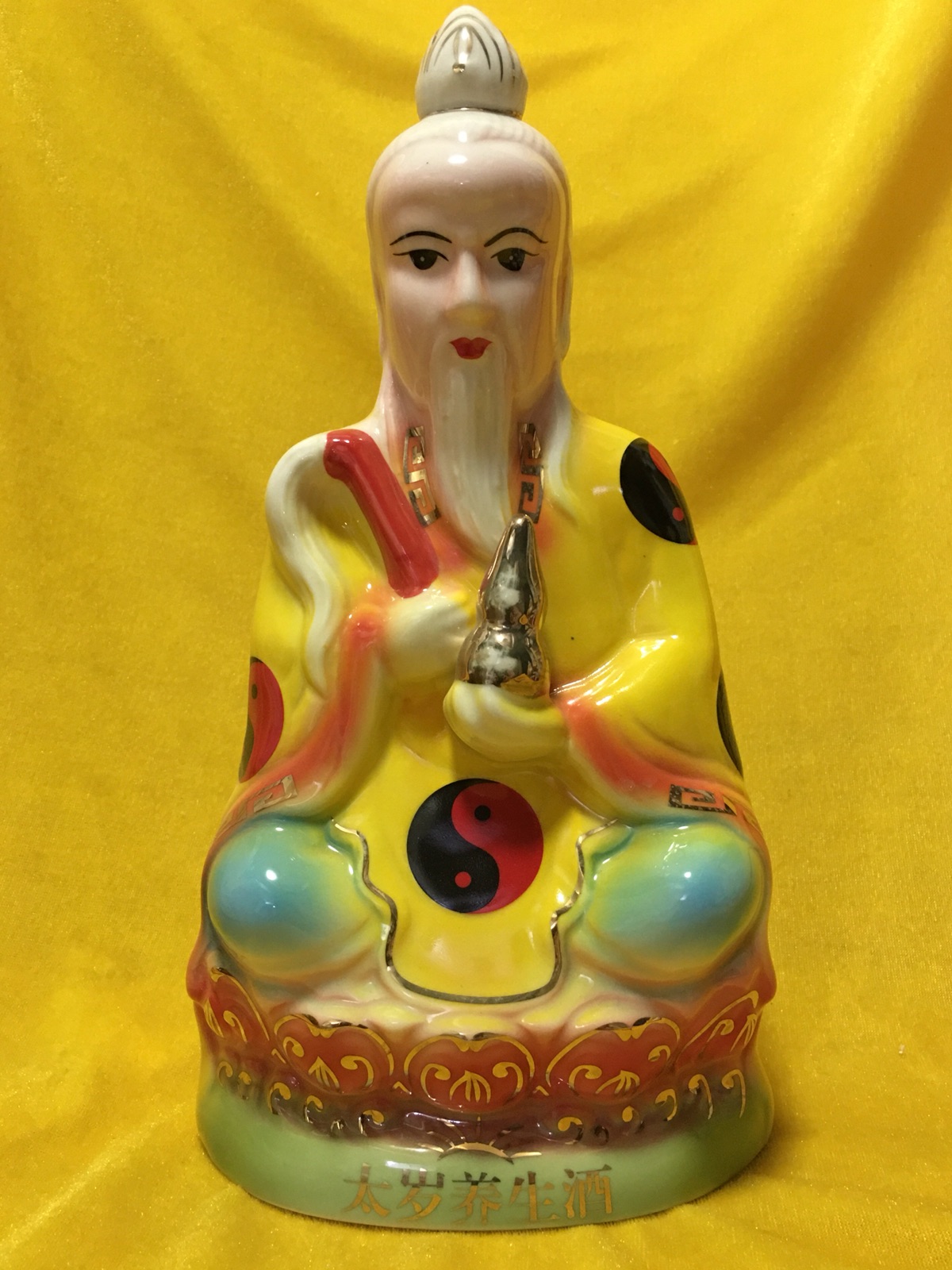 Ceramic bottle collection 999 wine cabinet shows that the old man's two - pound capacity of fine wine bottle is 29 cm high