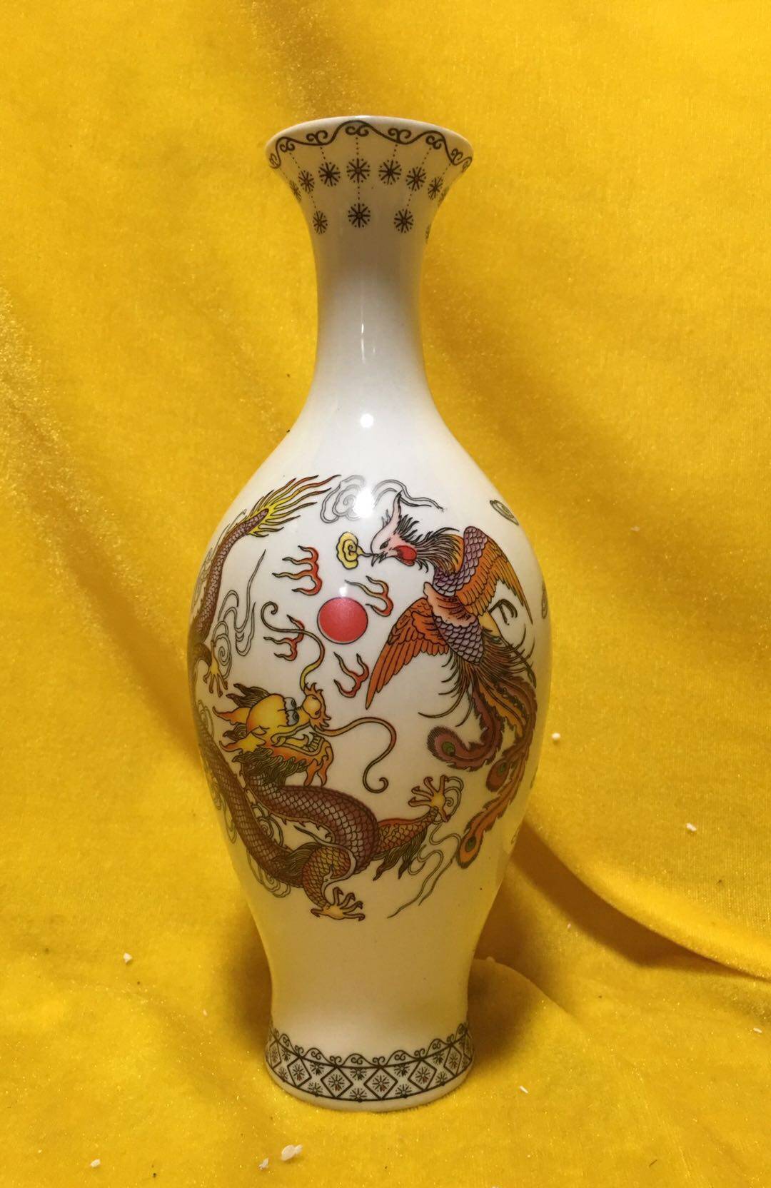 The ceramic bottle collection 9015 wine cabinet shows the bottom pore of Longfeng bottle