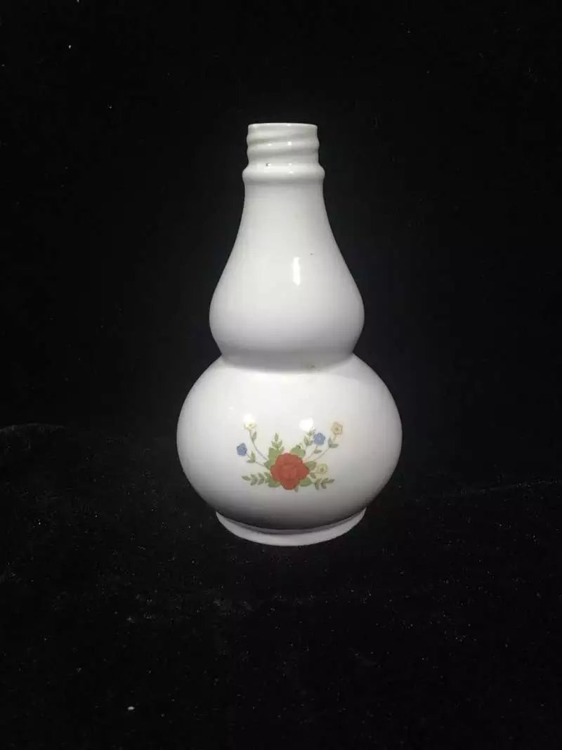 Ceramic bottles collect 4630 and half kilograms of early intact gourd old wine bottles