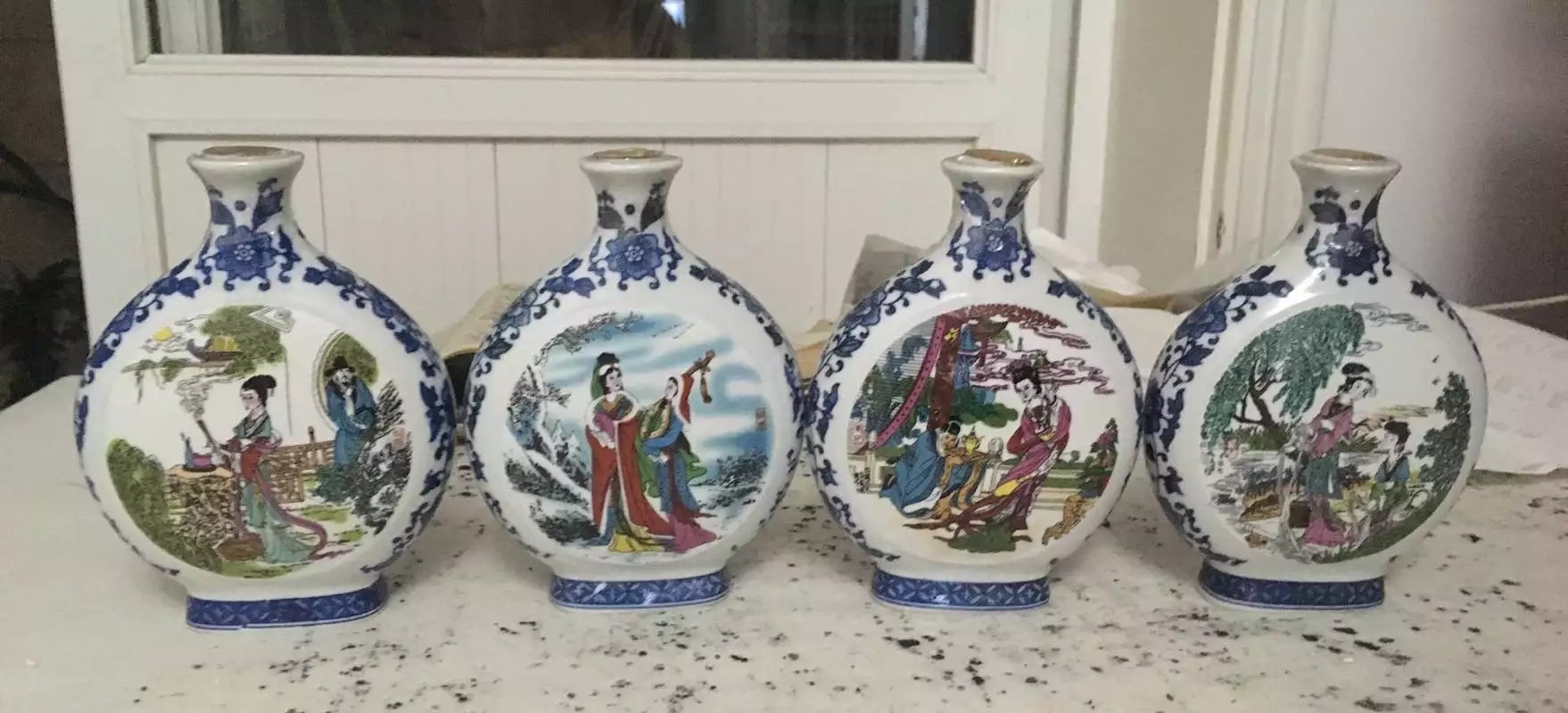 Ceramic bottles collect 4203 and half pounds with lid intact bottles