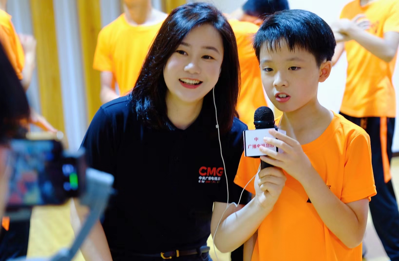 中央电视台工作人员采访小学员.