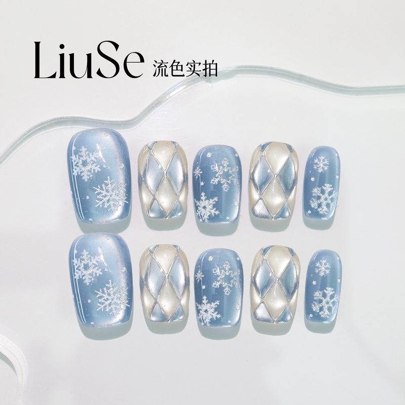 Flowing Color [Ice Snow Light] Light Blue Ice Transparent Snowflake Cat Eye Wearable Nails 2026 New High-End Plaid Nail Art