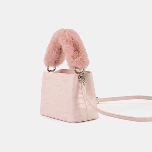 Твоя женщина?