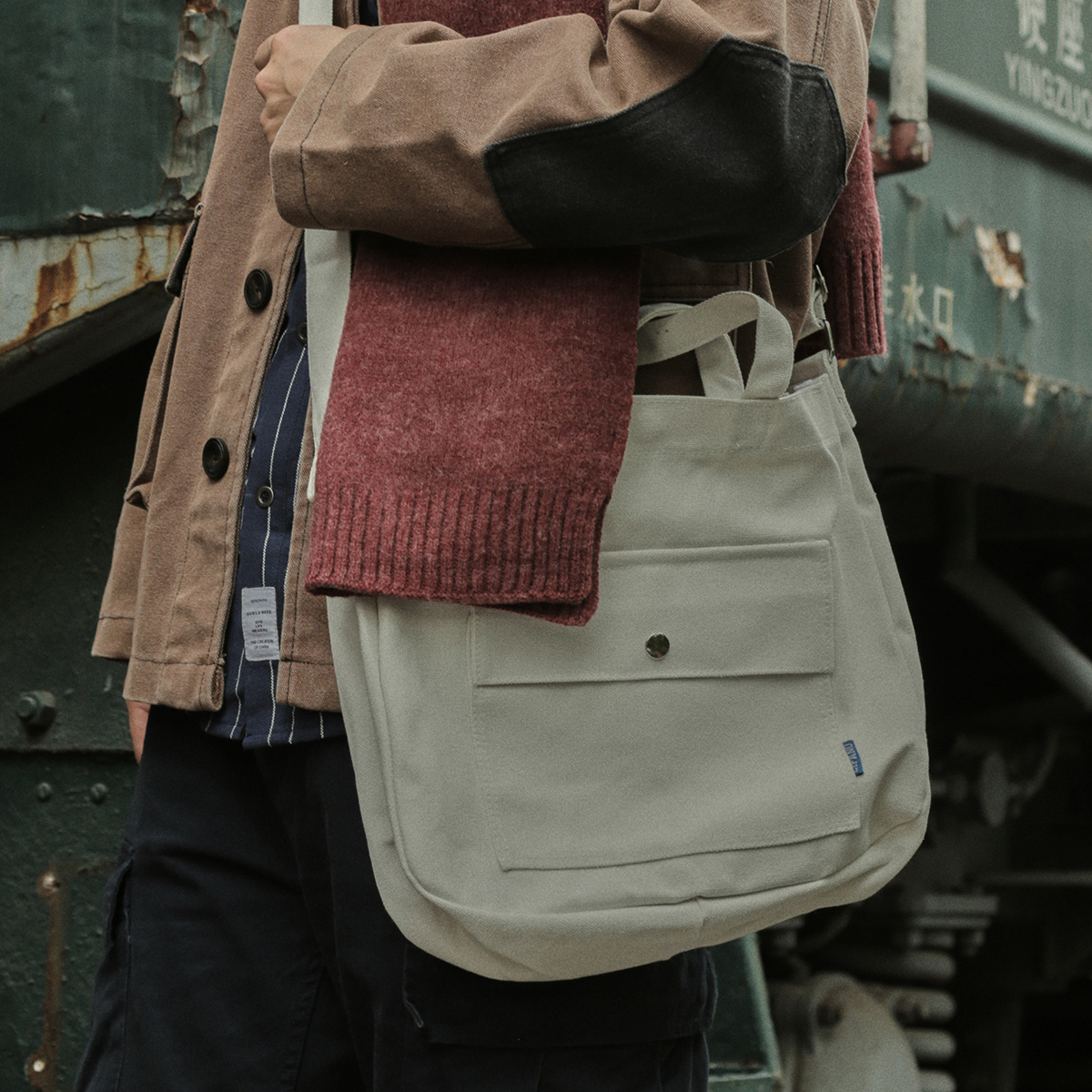 Crisis Youth Simple White Messenger Bag Shoulder Bag Men's Retro Canvas Bag Side Back Student Bag Tide