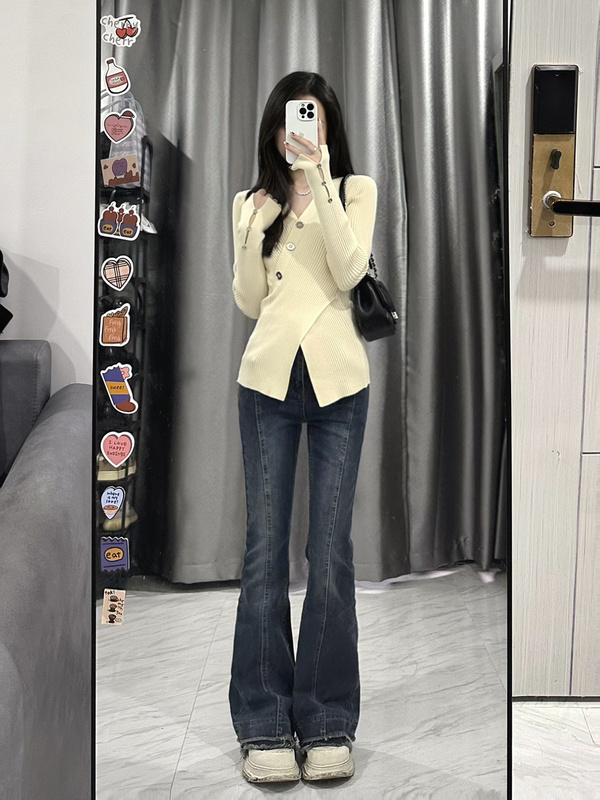 Irregular, Pure and Alluring, yet Slimming V-Neck Sweater with a Crossover A4 Waist, Slim Fit, Slit Pullover Knit Long-Sleeve Inner Top Irregular, Pure and Alluring, yet Slimming V-Neck Sweater with a Crossover A4 Waist, Slim Fit, Slit Pullover Knit Long-Sleeve Inner Top