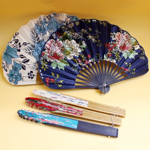 Fan female fan Folding fan craft fan Silk scallop shell fan Chinese style characteristics abroad small gifts to send foreigners new