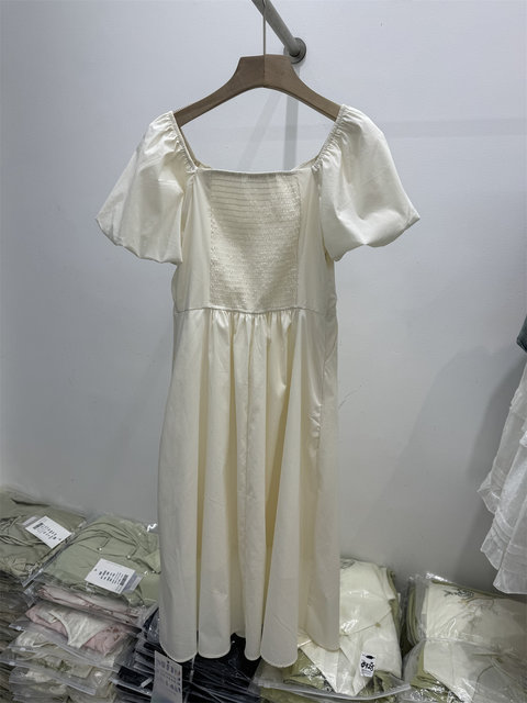 2024 ການອອກແບບຊຸດ summer ໃຫມ່ pleated halter neck ແອວສູງ slim ແບບຮັກທໍາອິດ dress ແຂງສີກາງຍາວ