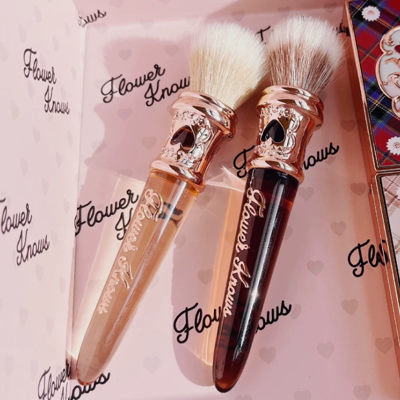 Face blush, acrylic soft brush, adds volume