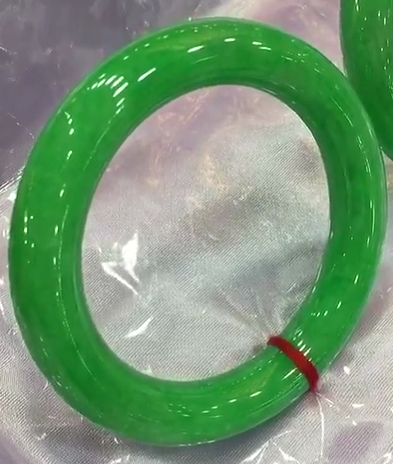 (Xiangyu Jadeite) A Pair of Natural Sunshine Green Round Bracelets