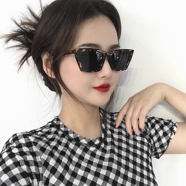 2021 new Korean version small box white sunglasses female ins personality European and American Street afraid of online red hip hop sunglasses tide
