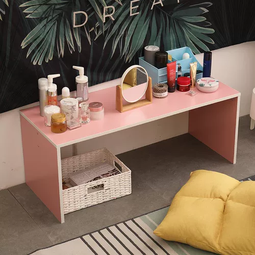 Ноутбук компьютер на стойках кровати простые и современные ленивые маленькие столовые спальни, сидящие студенческие общежития для студентов, чтобы выучить стол