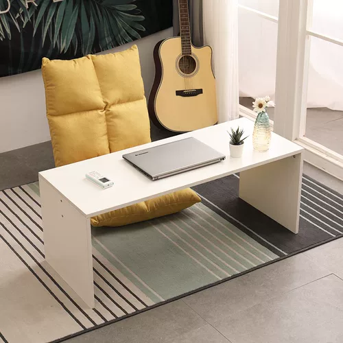 Ноутбук компьютер на стойках кровати простые и современные ленивые маленькие столовые спальни, сидящие студенческие общежития для студентов, чтобы выучить стол