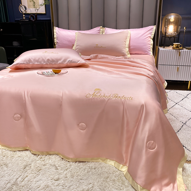 Summer real silk air conditioning is covered by four sets of silk sliding sheets, ice and summer cool quilted by thin quilt cool and white double quilt