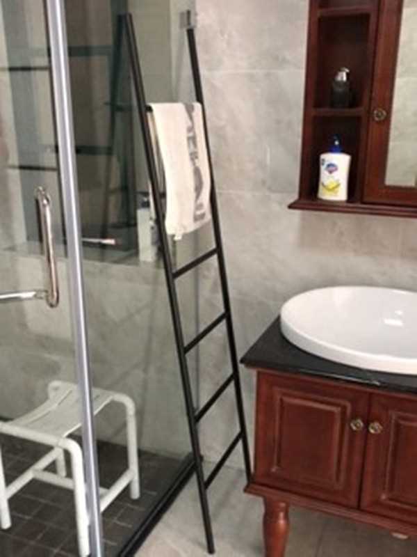 Bắc Âu thang khăn giá sàn đứng đấm phòng tắm miễn phí kệ phòng tắm giá lưu trữ móc áo vàng - Kệ kệ sách gỗ