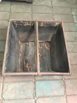 The bottom of the iron is rotten.