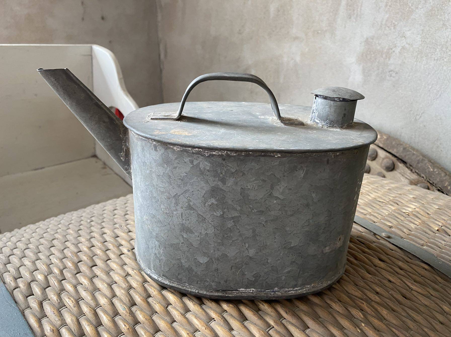 Tin oil pot Second-hand old goods Nostalgic collection Film and television props