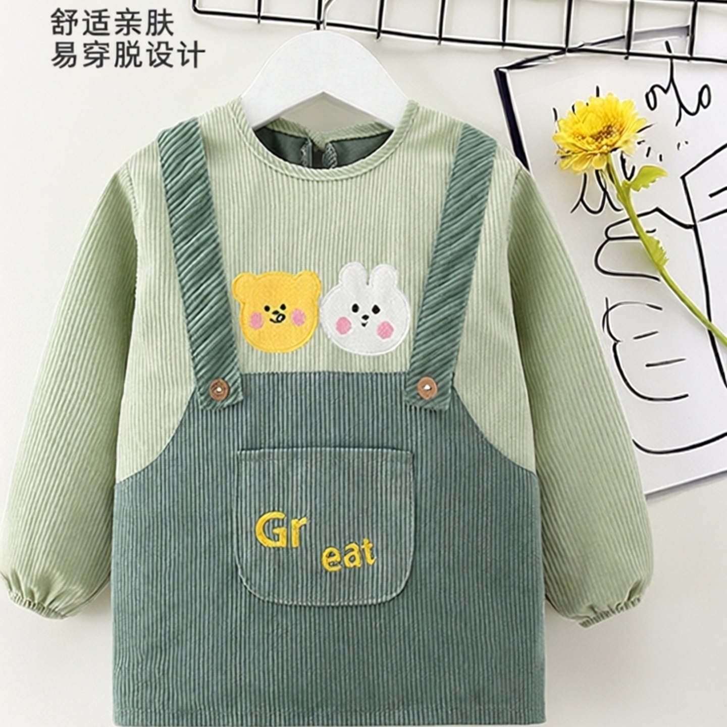Long-sleeved children's bibs are waterproof and dirt-proof while eating and dressing inside out
