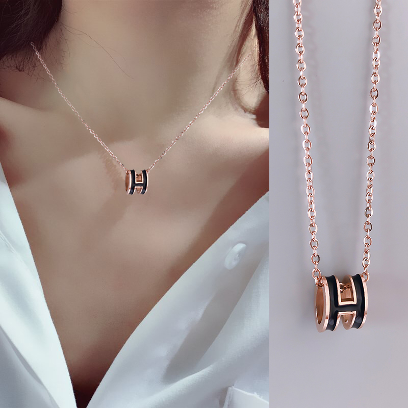 Letter Necklace Woman Titanium Steel Lock Bone Chain Temperament 100 Hitch Necklace Advanced Sensation Net Red Rose Gold Without Fading Neck Necklace Tide