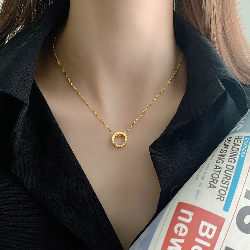 Titanium steel necklace 2022 new female summer collarbone chain 18k gold advanced design feeling small and luxurious not to fall
