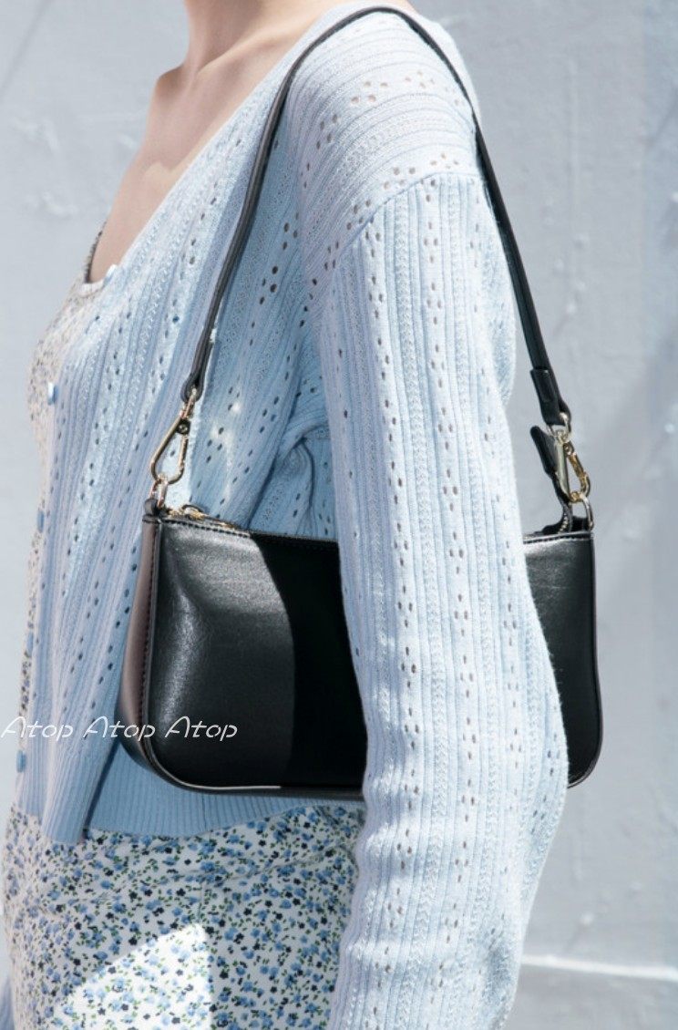 Spot brandy melville wild retro black baguette leather shoulder bag is